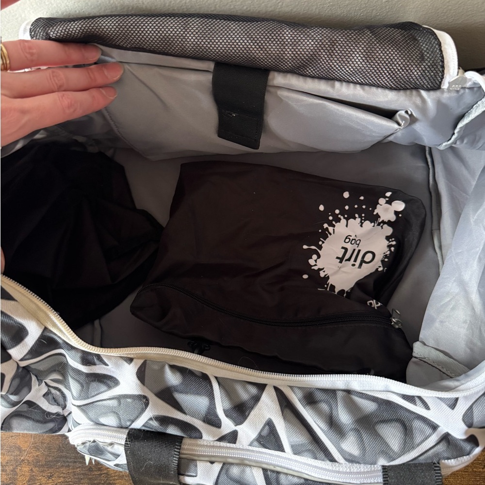 Speedo 30L Swim Duffel Bag • Black/Grey Geometric Print • Water Resistant - Picture 6 of 6